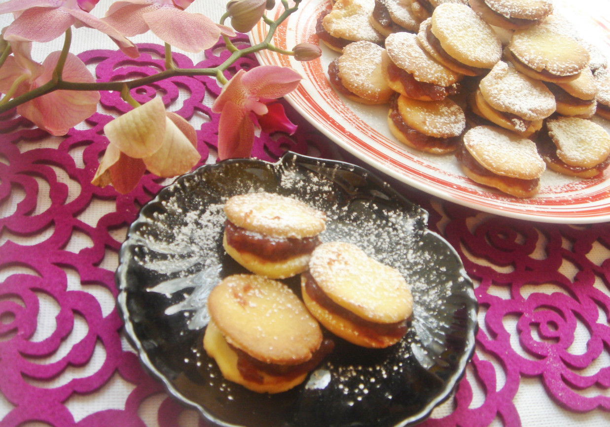 Ciasteczka babuni - maślane, przekładane różaną marmoladą foto