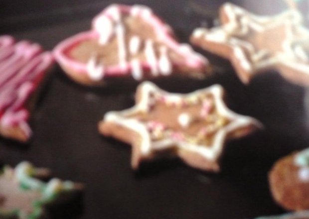 Fotografia przedstawiająca ciasteczka cynamonowe lub imbirowe