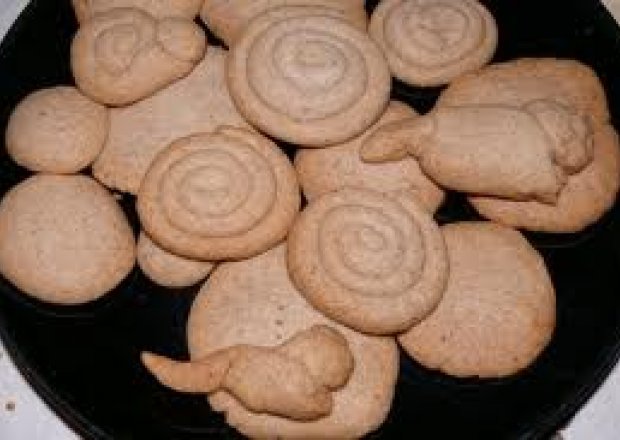 Fotografia przedstawiająca ciasteczka  cynamonowe lub imbirowe