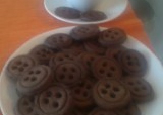 Fotografia przedstawiająca ciasteczka czekoladowe guziki