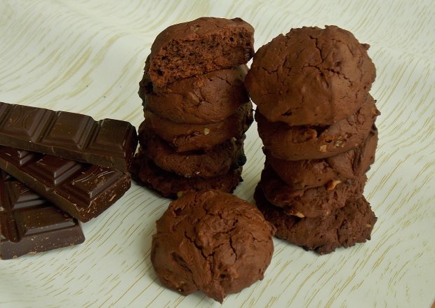 Fotografia przedstawiająca Ciasteczka czekoladowe z orzechami
