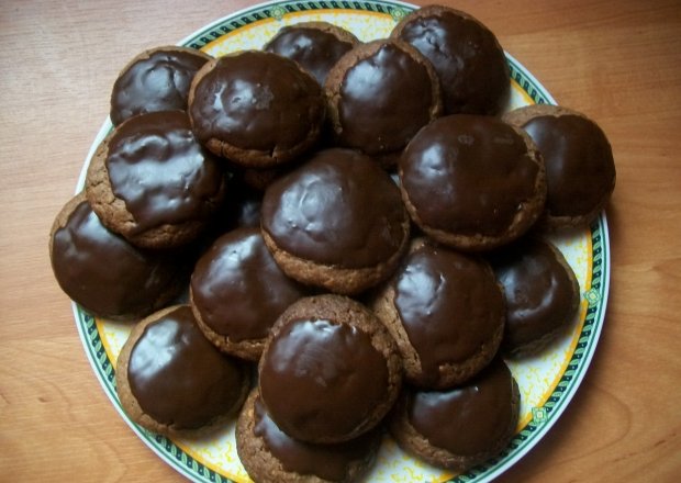 Fotografia przedstawiająca Ciasteczka czekoladowo-migdałowe