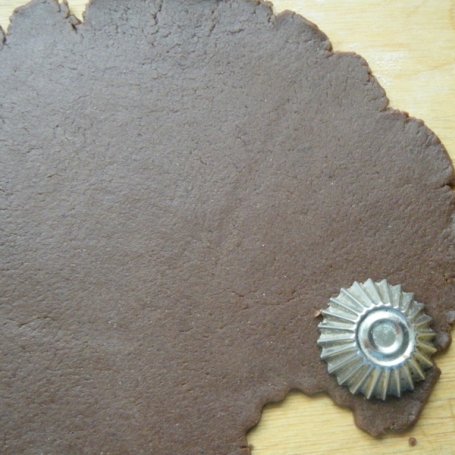 Krok 2 - Ciasteczka czekoladowo-piernikowe z różą foto