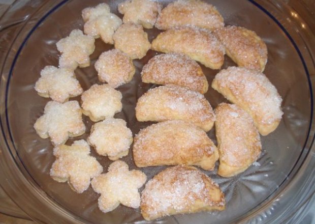 Fotografia przedstawiająca Ciasteczka  deserowe z cukrem