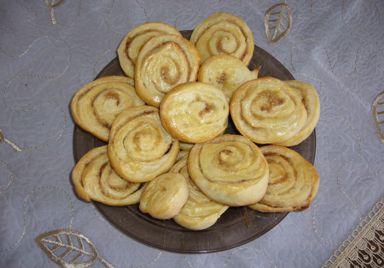 Ciasteczka drożdżowe z cynamonem foto