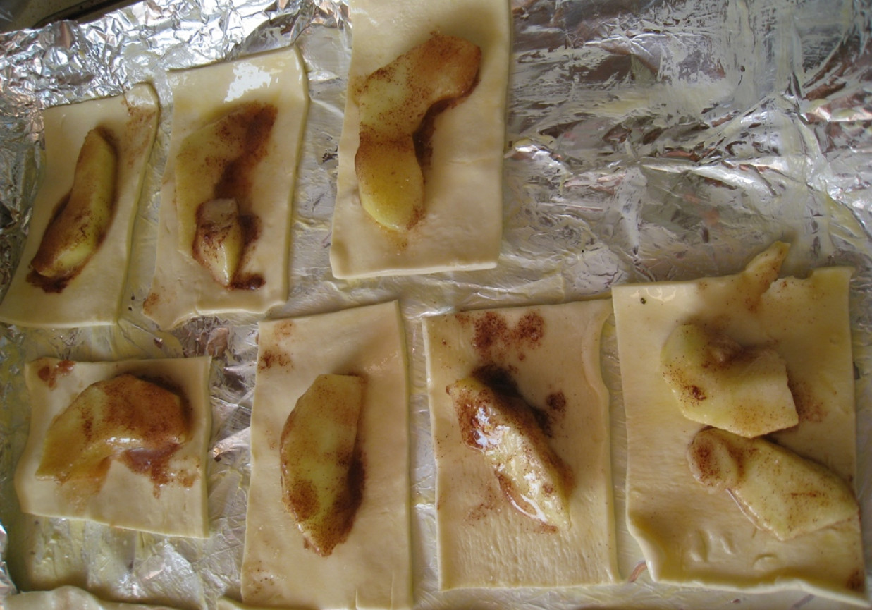 Ciasteczka francuskie z cynamonem i jabłkami foto