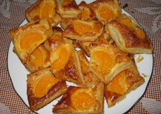 Fotografia przedstawiająca ciasteczka francuskie z owocami