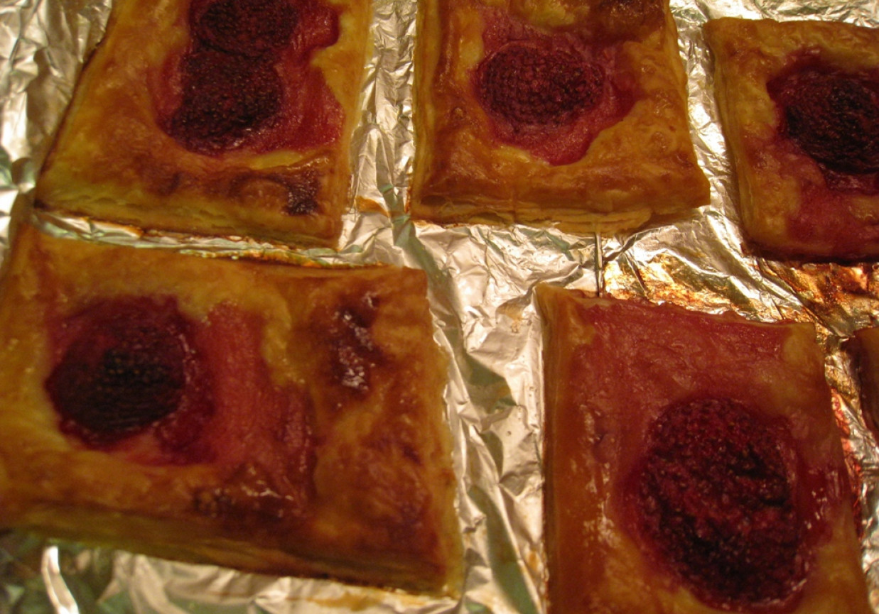 Ciasteczka francuskie z truskawkami foto