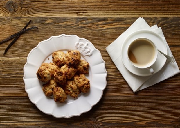 Fotografia przedstawiająca Ciasteczka i muffiny: Ciastka korzenne kruche z białą czekoladą i wanilią
