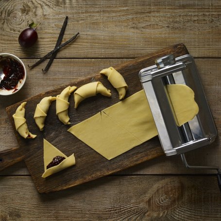 Krok 3 - Ciasteczka i muffiny: Rogaliki z domowymi powidłami foto