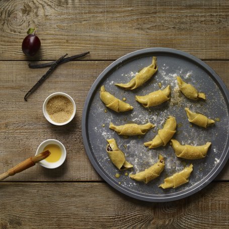 Krok 4 - Ciasteczka i muffiny: Rogaliki z domowymi powidłami foto