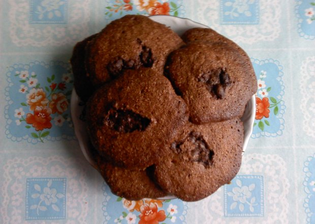 Fotografia przedstawiająca Ciasteczka kakaowe z kaszy mannej z kremem czekoladowym