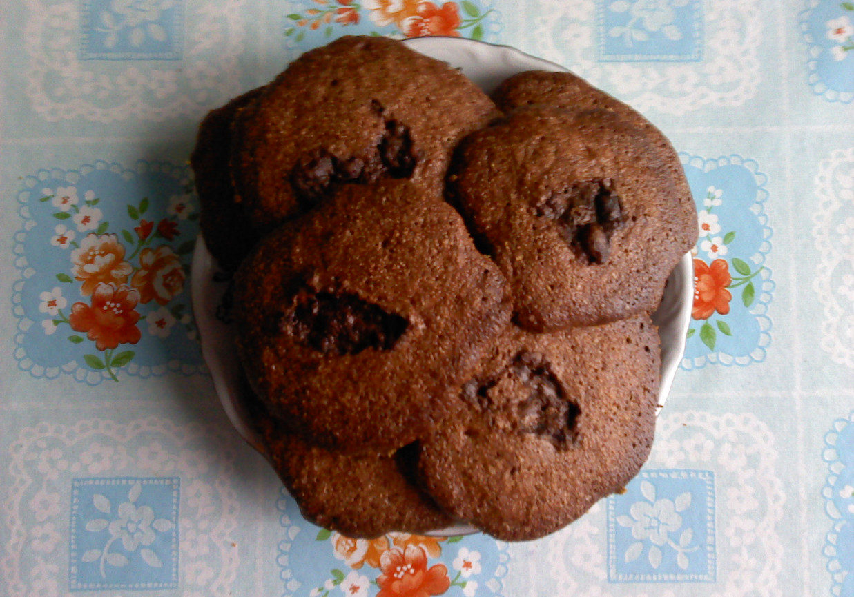 Ciasteczka kakaowe z kaszy mannej z kremem czekoladowym foto