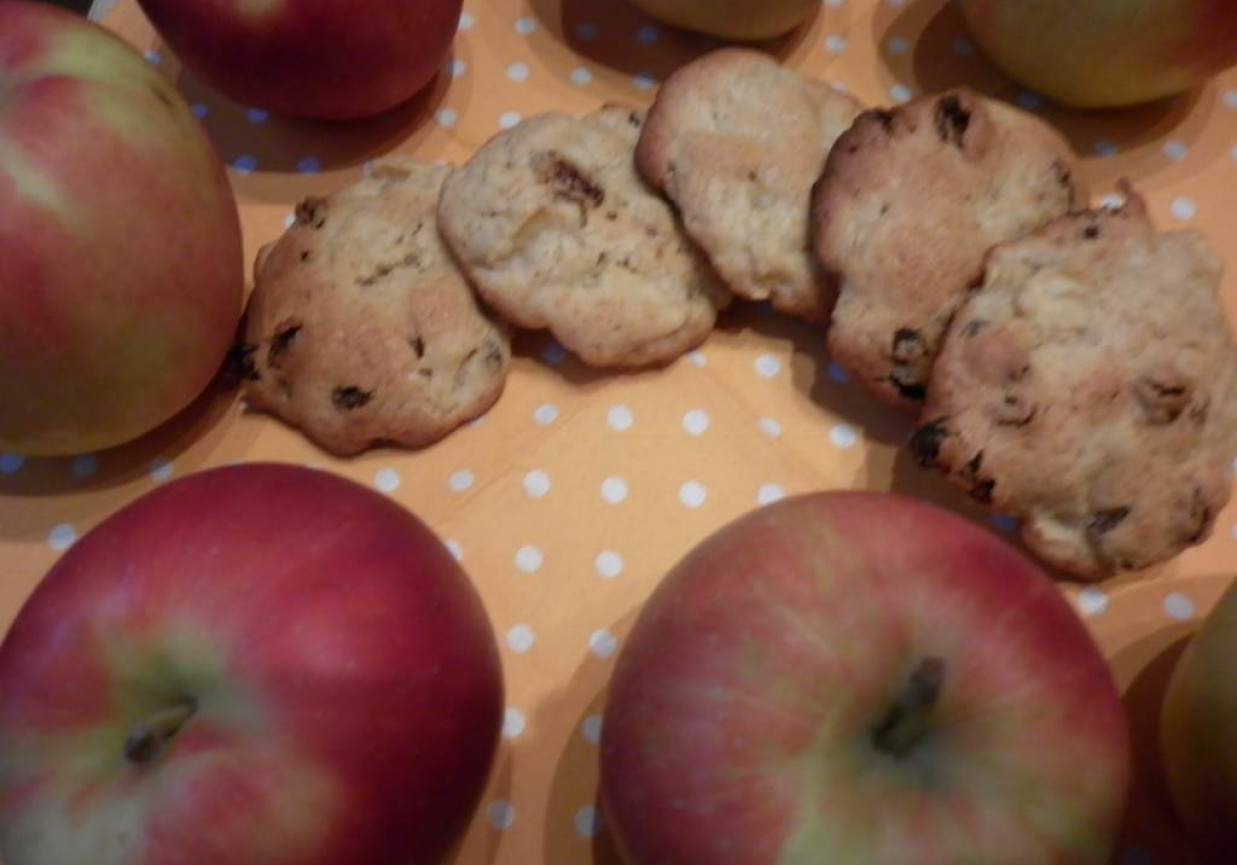 Ciasteczka kardamonowe z jabłkami i zielonymi rodzynkami. foto