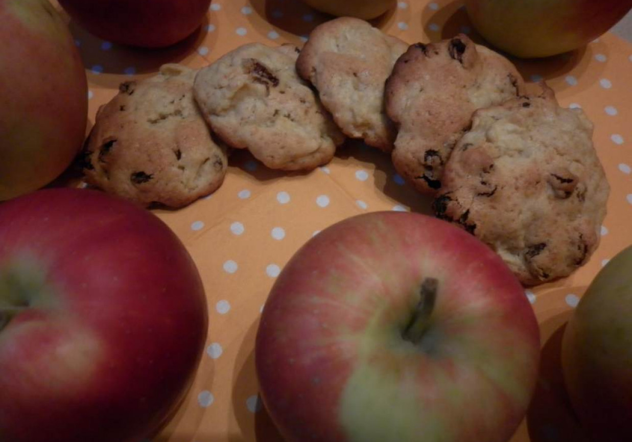 Ciasteczka kardamonowe z jabłkami i zielonymi rodzynkami. foto