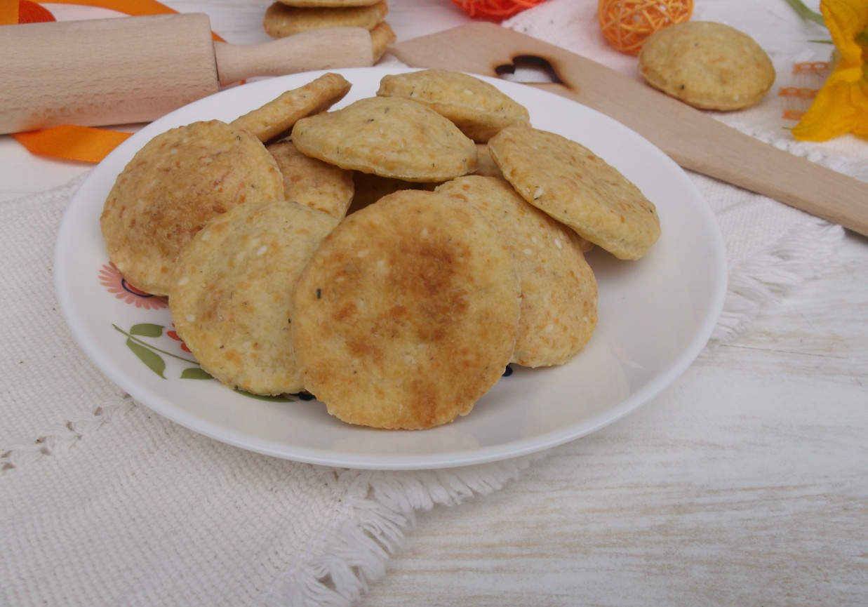 Ciasteczka krakersy z serem żółtym i sezamem. foto