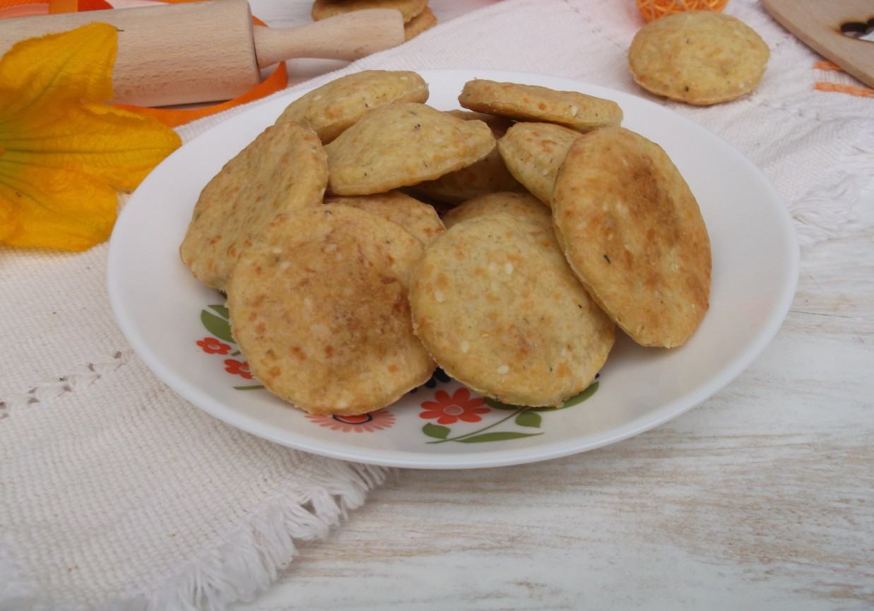 Ciasteczka krakersy z serem żółtym i sezamem. foto