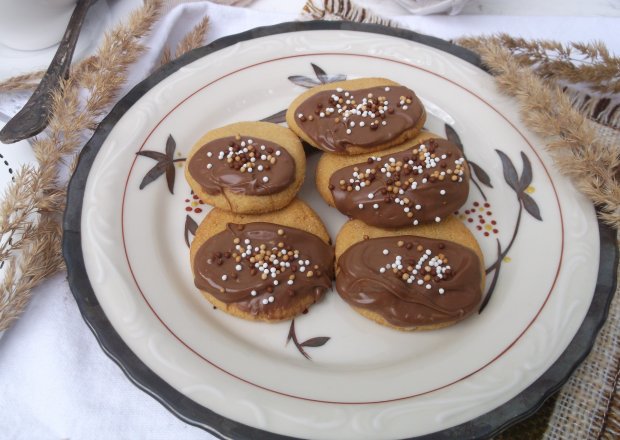 Fotografia przedstawiająca Ciasteczka krówkowe z czekoladą.