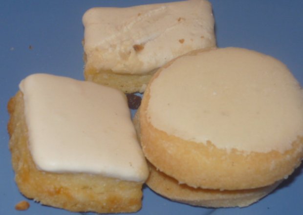 Fotografia przedstawiająca ciasteczka lukrowane