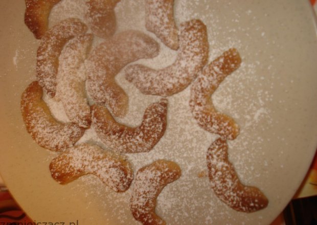 Fotografia przedstawiająca ciasteczka- rogaliki orzechowe