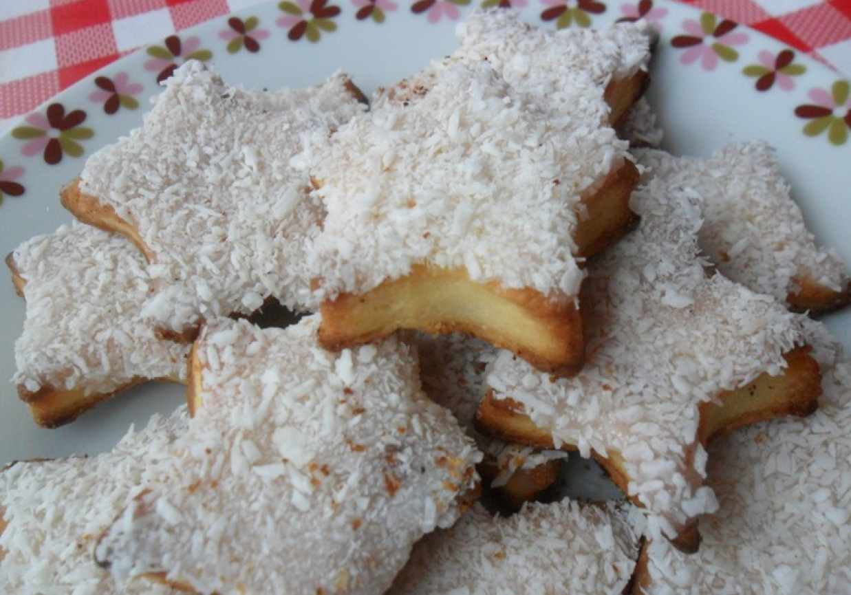Ciasteczka serowe z białym lukrem i wiórkami kokosowymi foto