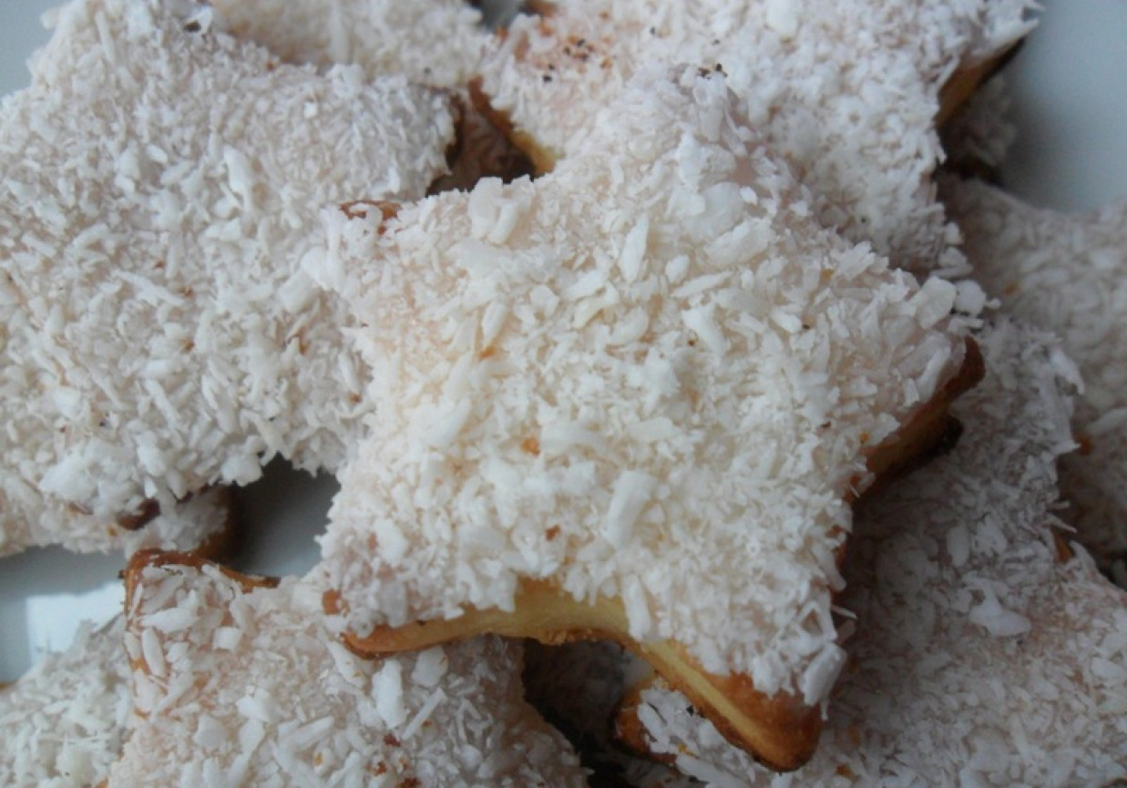 Ciasteczka serowe z białym lukrem i wiórkami kokosowymi foto