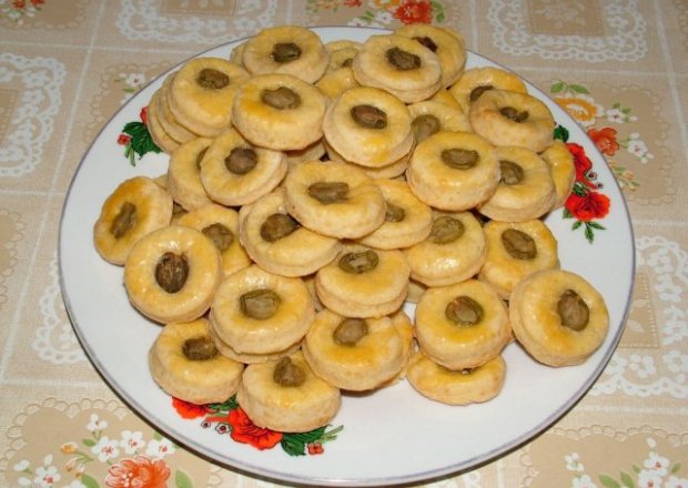 Fotografia przedstawiająca ciasteczka serowe z oliwkami