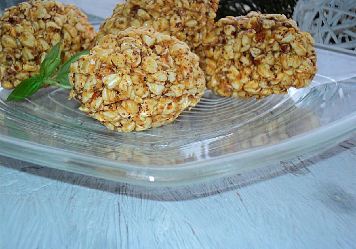Ciasteczka szyszki z preparowanej gryki z figami i krówkami  foto