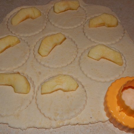 Krok 6 - Ciasteczka twarogowe z jabłkami foto