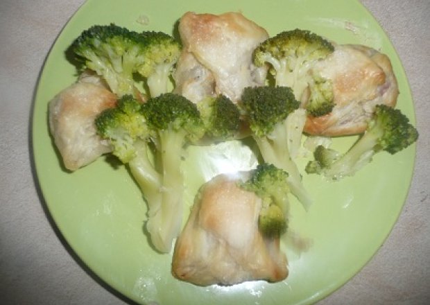 Fotografia przedstawiająca ciasteczka z brokułami