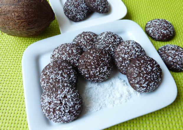 Fotografia przedstawiająca Ciasteczka z czekoladą i wiórkami kokosowymi
