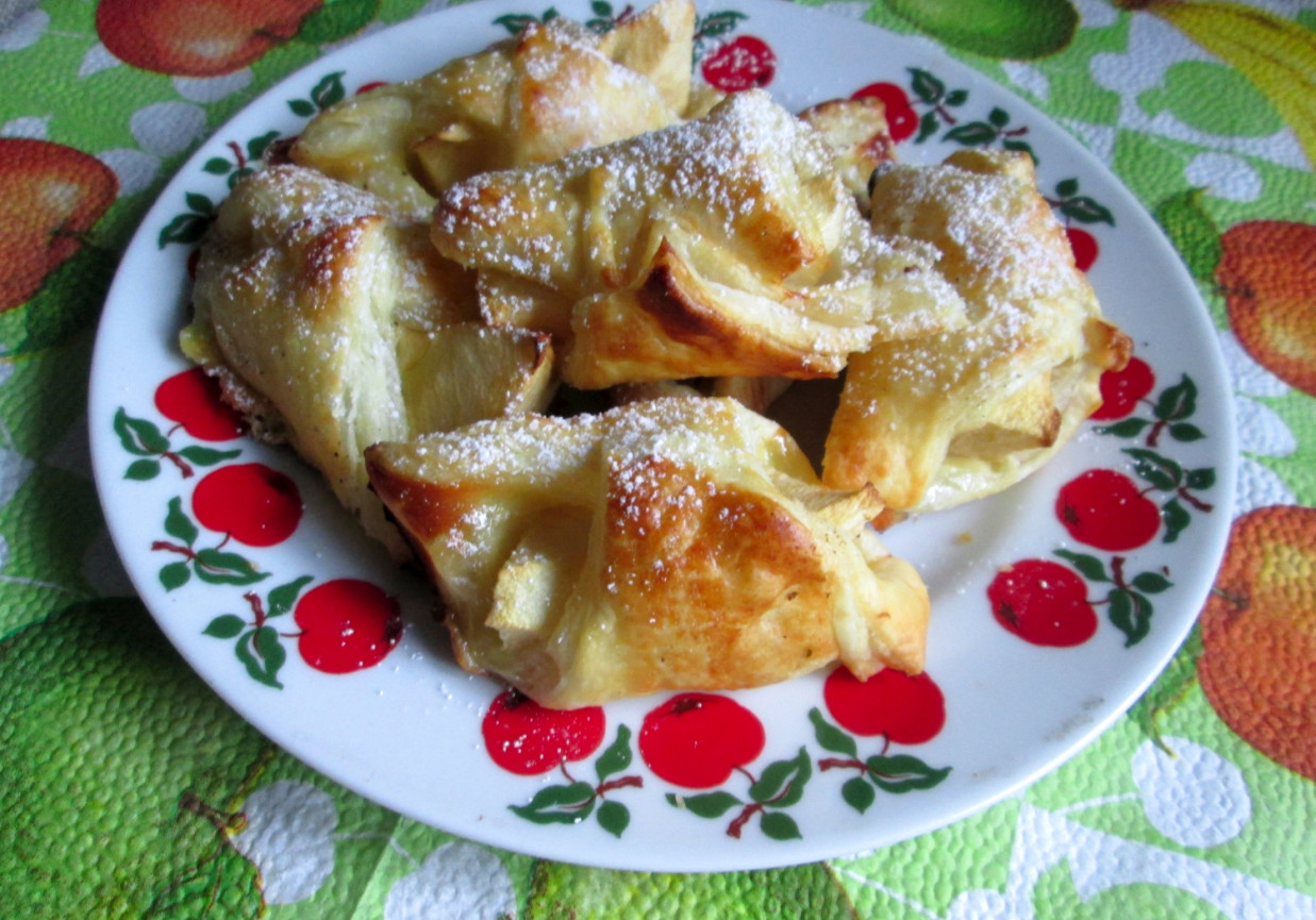 Ciasteczka z jabłkami w cieście francuskim foto