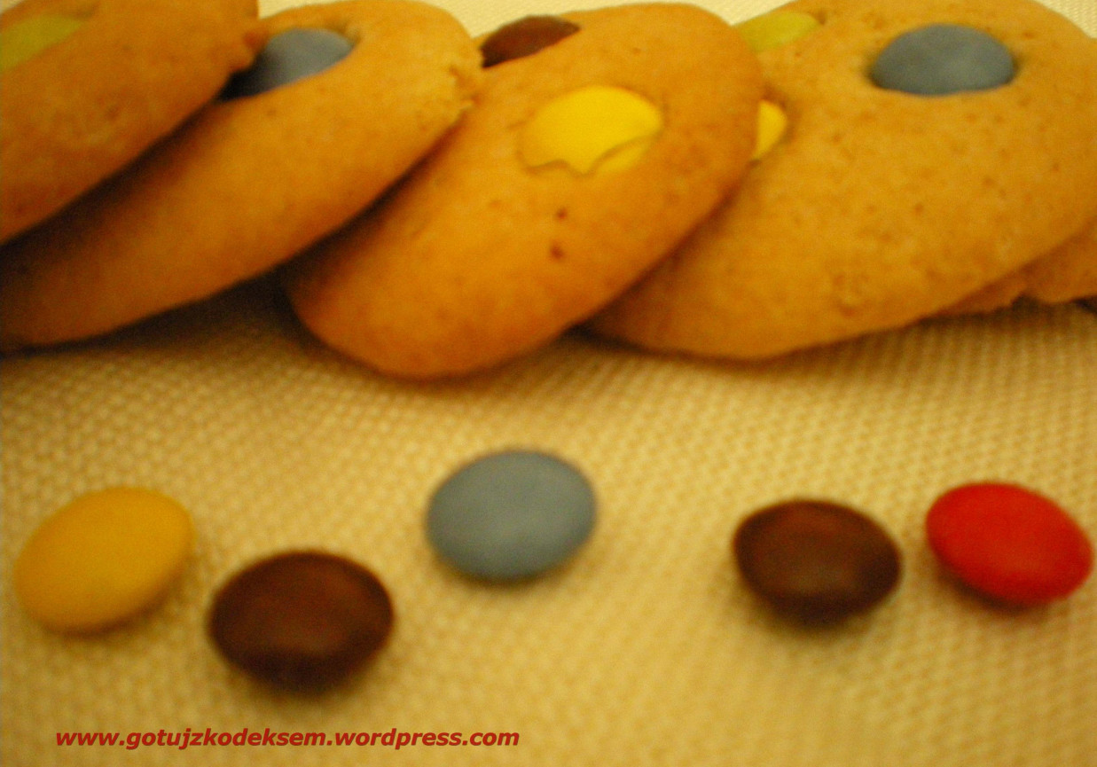 Ciasteczka z kolorowymi cukierkami foto