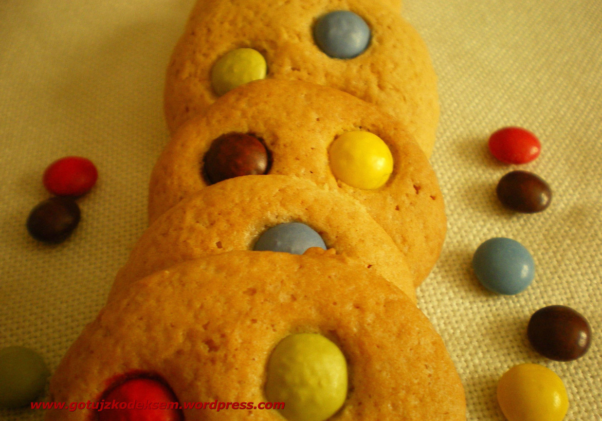 Ciasteczka z kolorowymi cukierkami foto