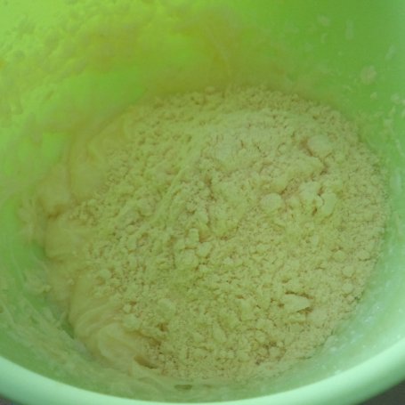 Krok 3 - Ciasteczka z mąką kukurydzianą i złotymi rodzynkami foto