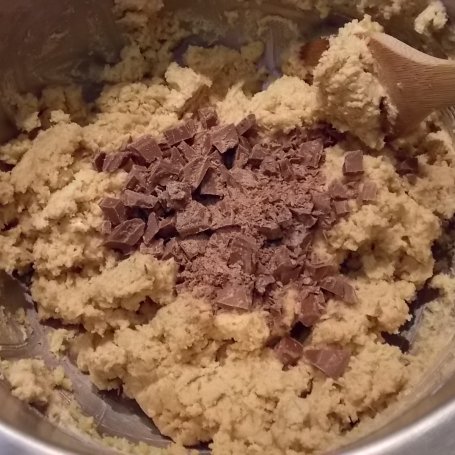 Krok 5 - Ciasteczka z masłem orzechowym i czekoladą foto