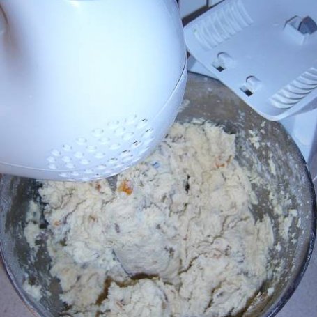 Krok 1 - Ciasteczka z mleczną czekoladą i kandyzowaną skórką pomarańczową. foto