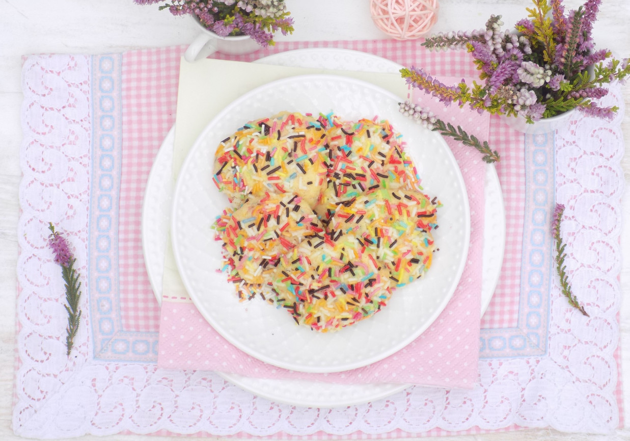 Ciasteczka z tęczową posypką foto