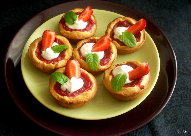 Fotografia przedstawiająca Ciasteczkowe miseczki z truskawkami, rabarbarem i jogurtem