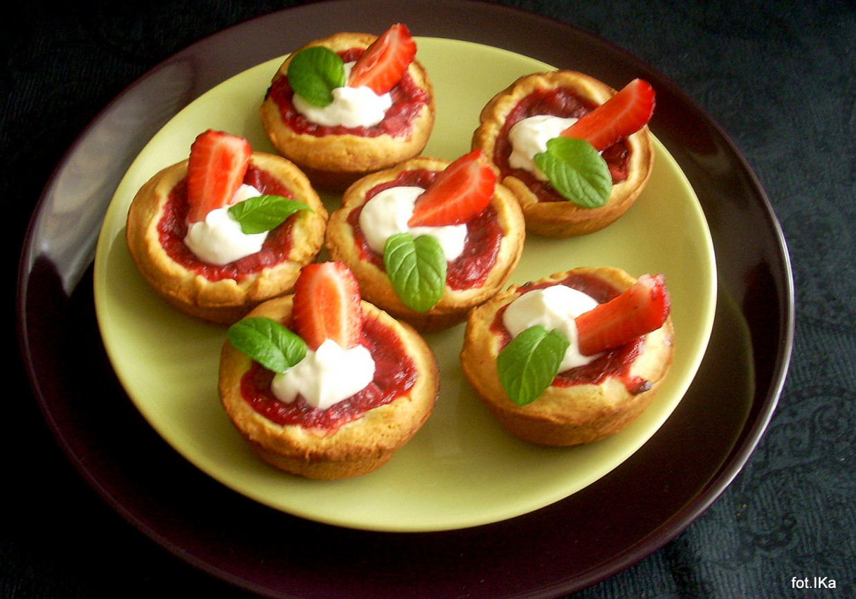 Ciasteczkowe miseczki z truskawkami, rabarbarem i jogurtem foto