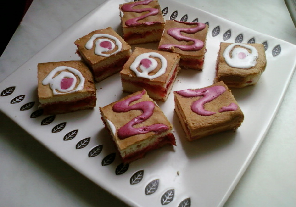 Ciastka biszkoptowe z dżemem rabarbarowo-truskawkowym foto