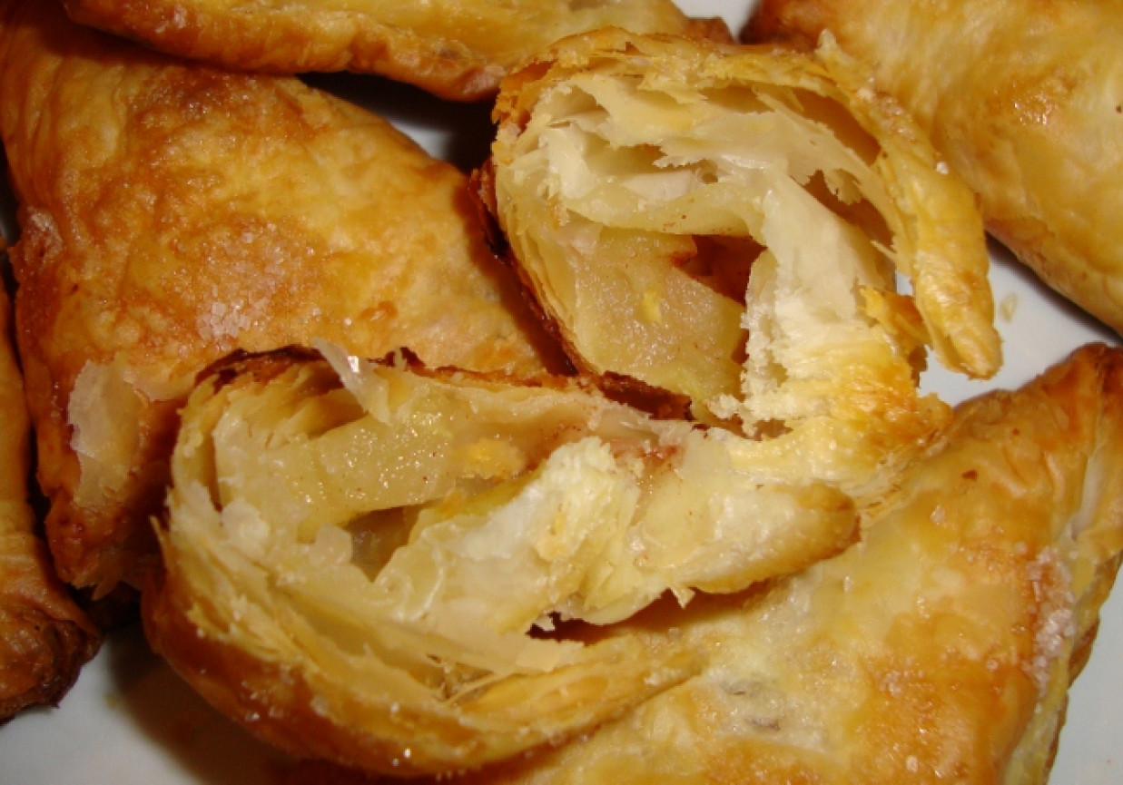 Ciastka francuskie nadziewane jabłkami z cynamonem foto