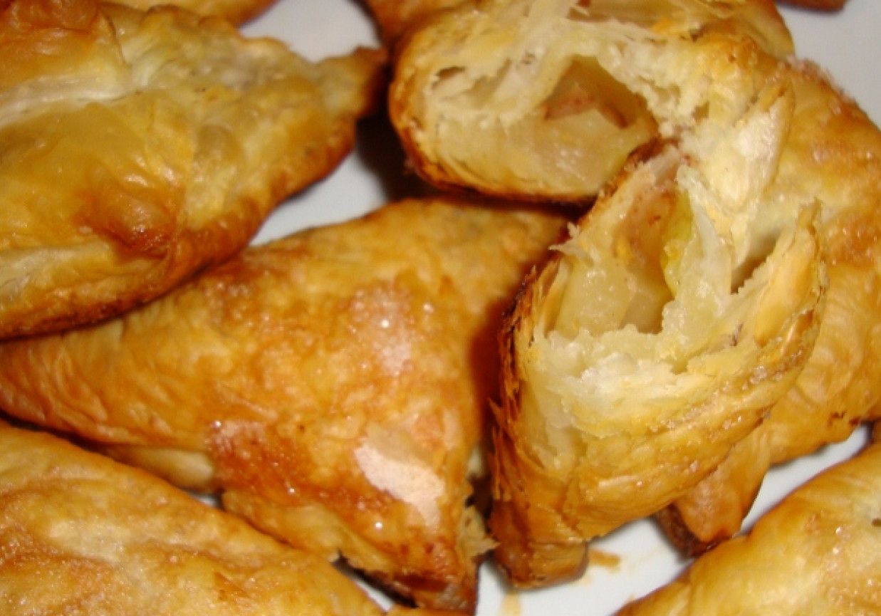 Ciastka francuskie nadziewane jabłkami z cynamonem foto
