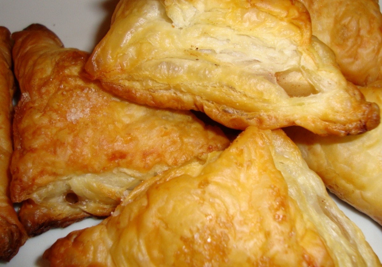 Ciastka francuskie nadziewane jabłkami z cynamonem foto