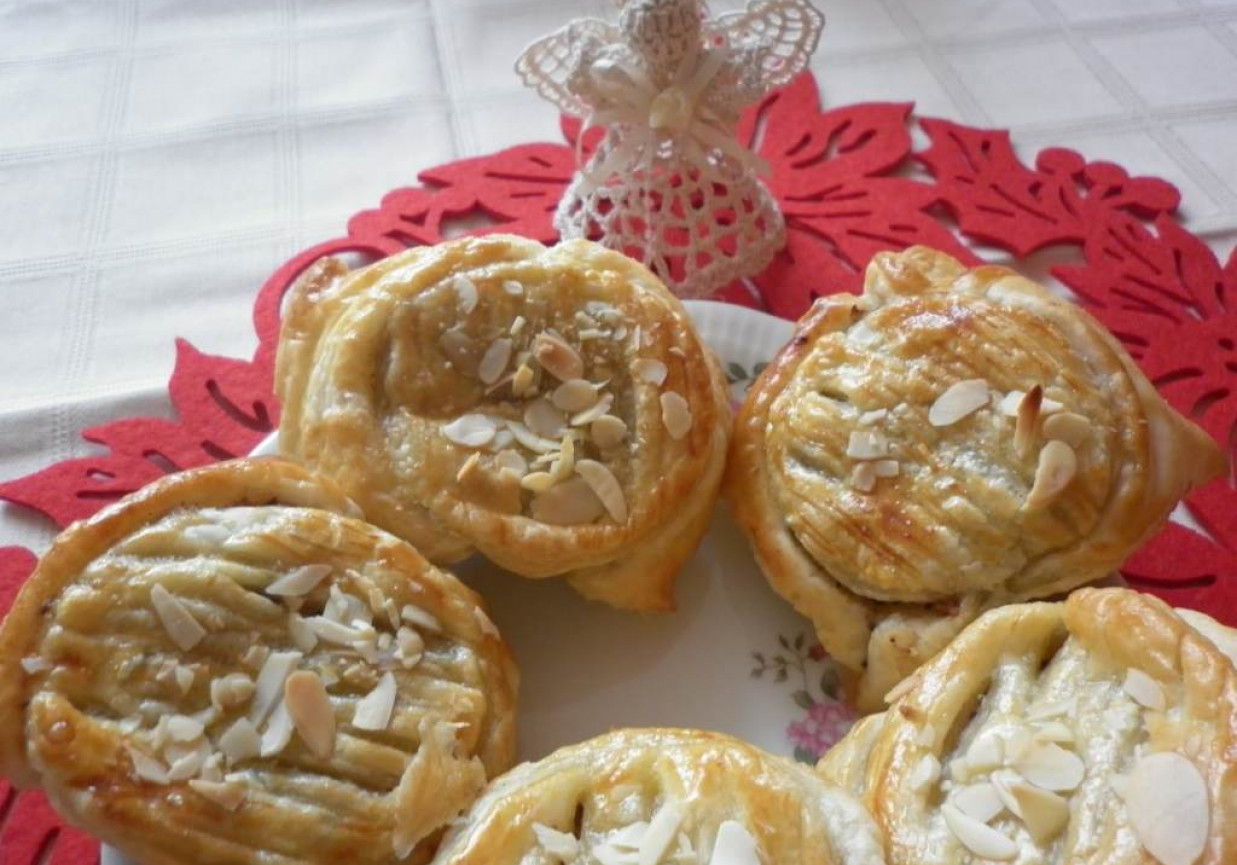 Ciastka francuskie z farszem makowo - jabłkowym. foto