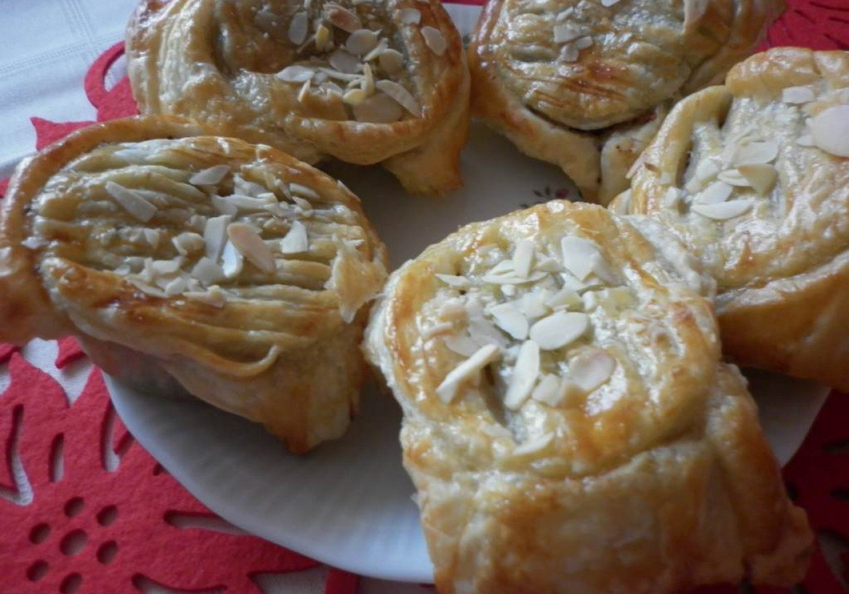 Ciastka francuskie z farszem makowo - jabłkowym. foto