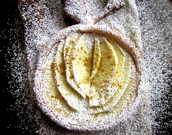 Fotografia przedstawiająca Ciastka francuskie z jabłkiem i cynamonem
