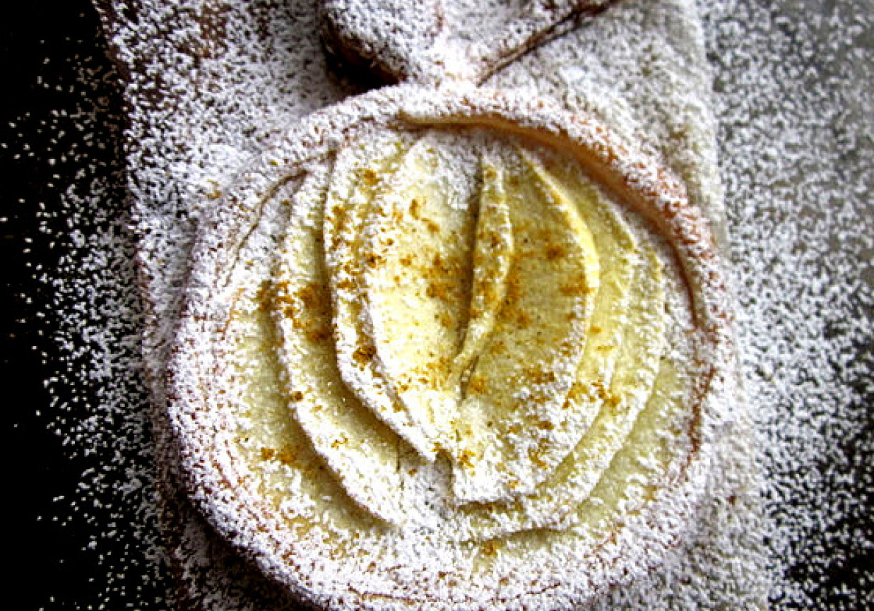 Ciastka francuskie z jabłkiem i cynamonem foto