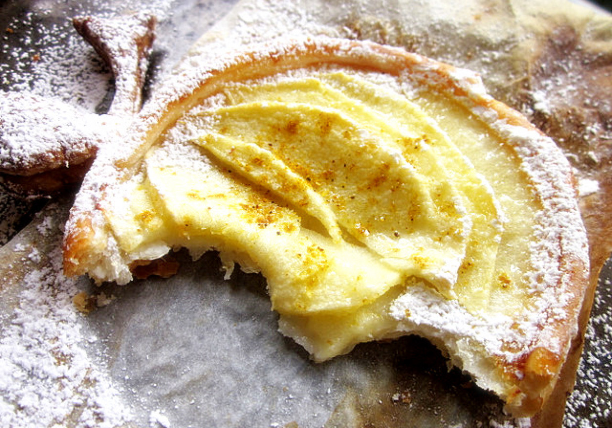 Ciastka francuskie z jabłkiem i cynamonem foto