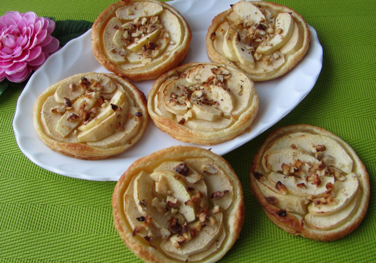 Ciastka francuskie z jabłkiem i orzechami foto